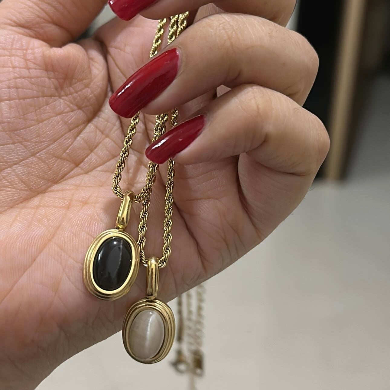 Vintage Oval Pendant Necklace