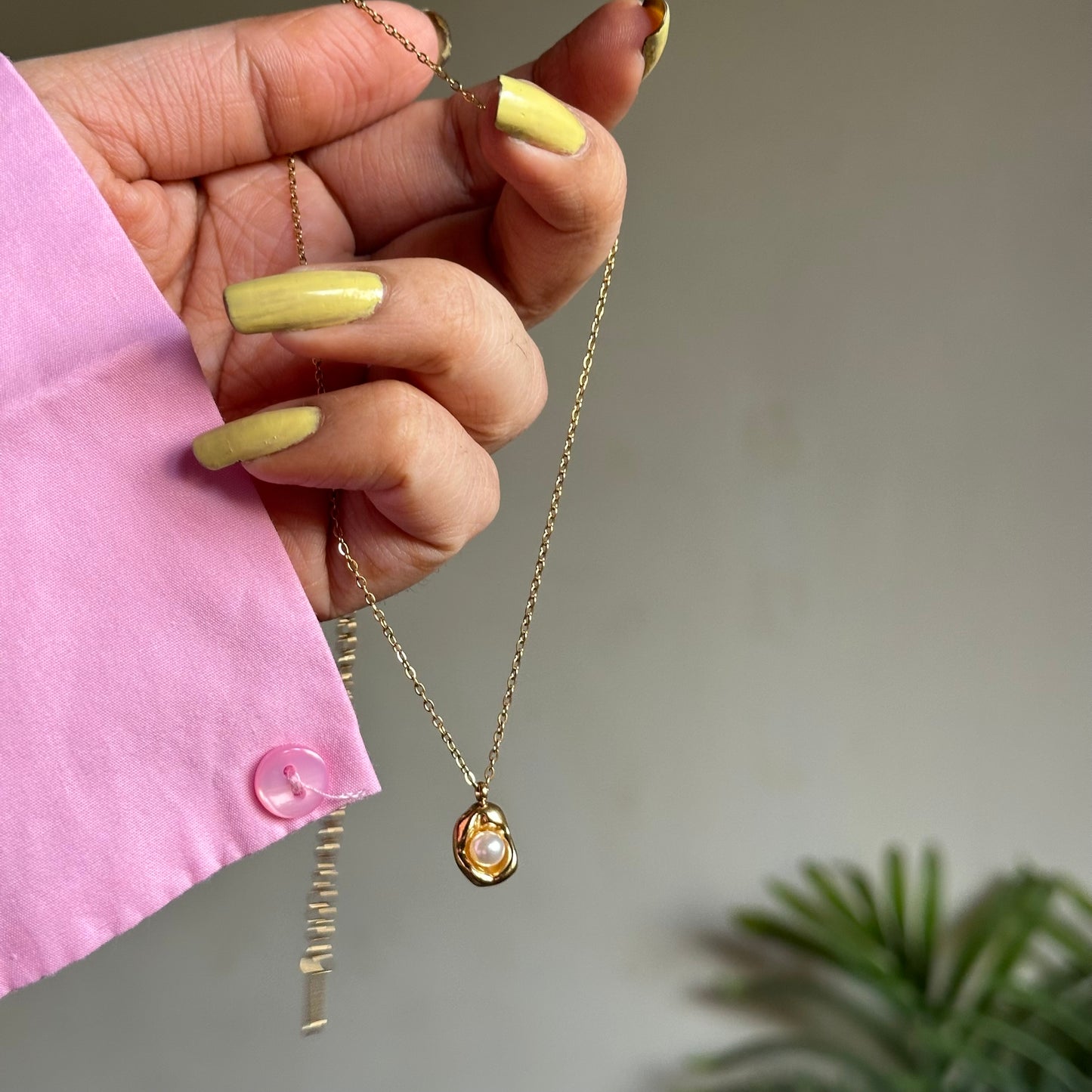 MINIMALIST PEARL NECKLACE