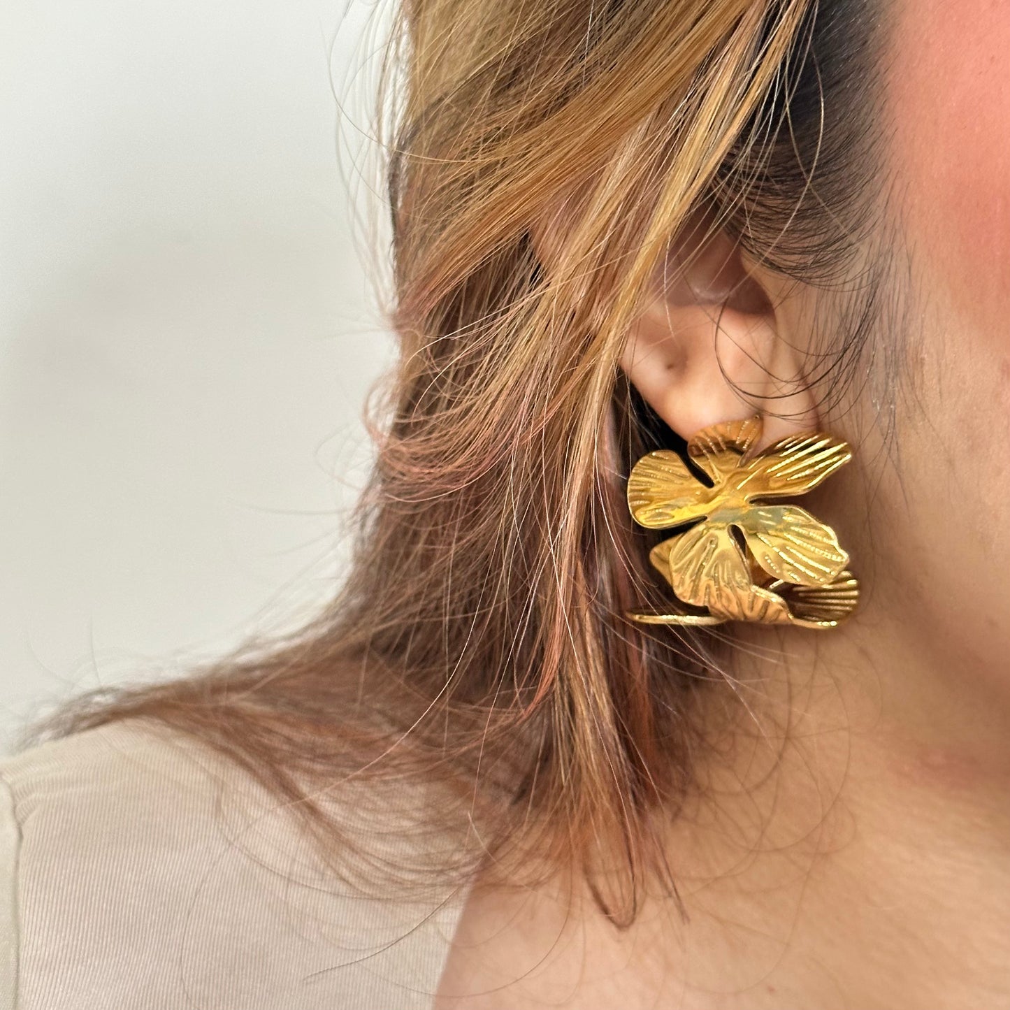 OVERSIZE FLORAL HOOPS