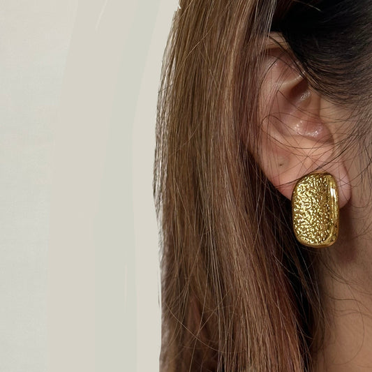 CHIC GOLD STUDED EARRING