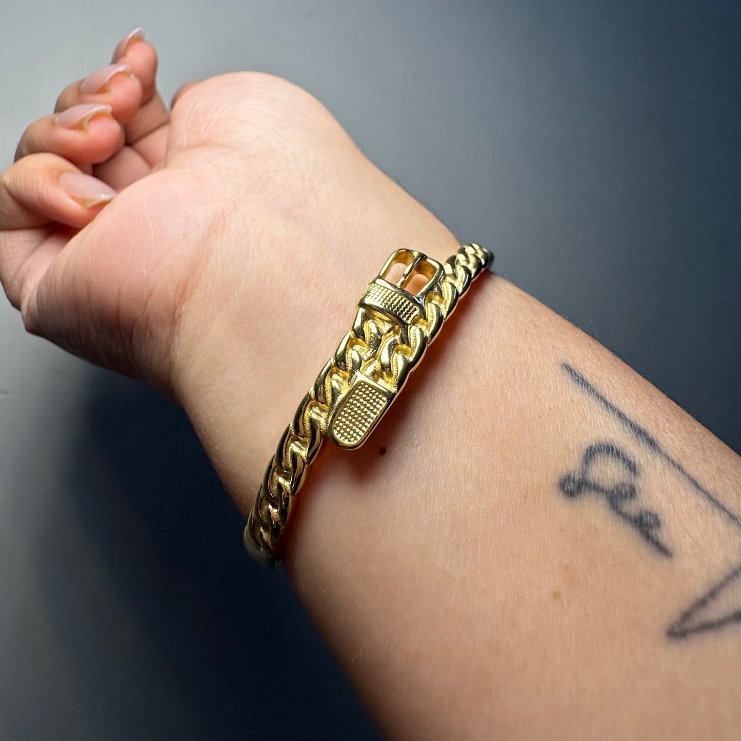 BUCKLE UP GOLD BRACELET