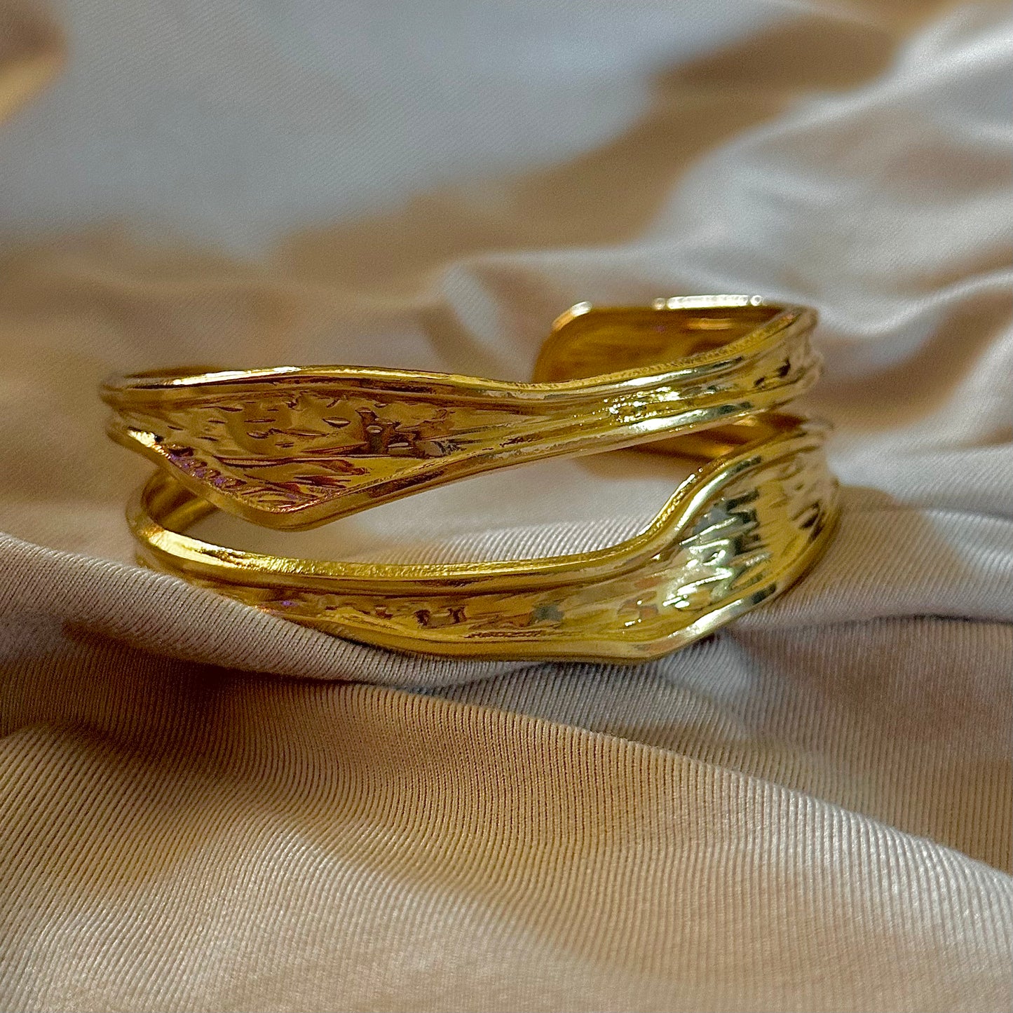SOPHISTICATED GOLD CHUNKY KADA BRACELET
