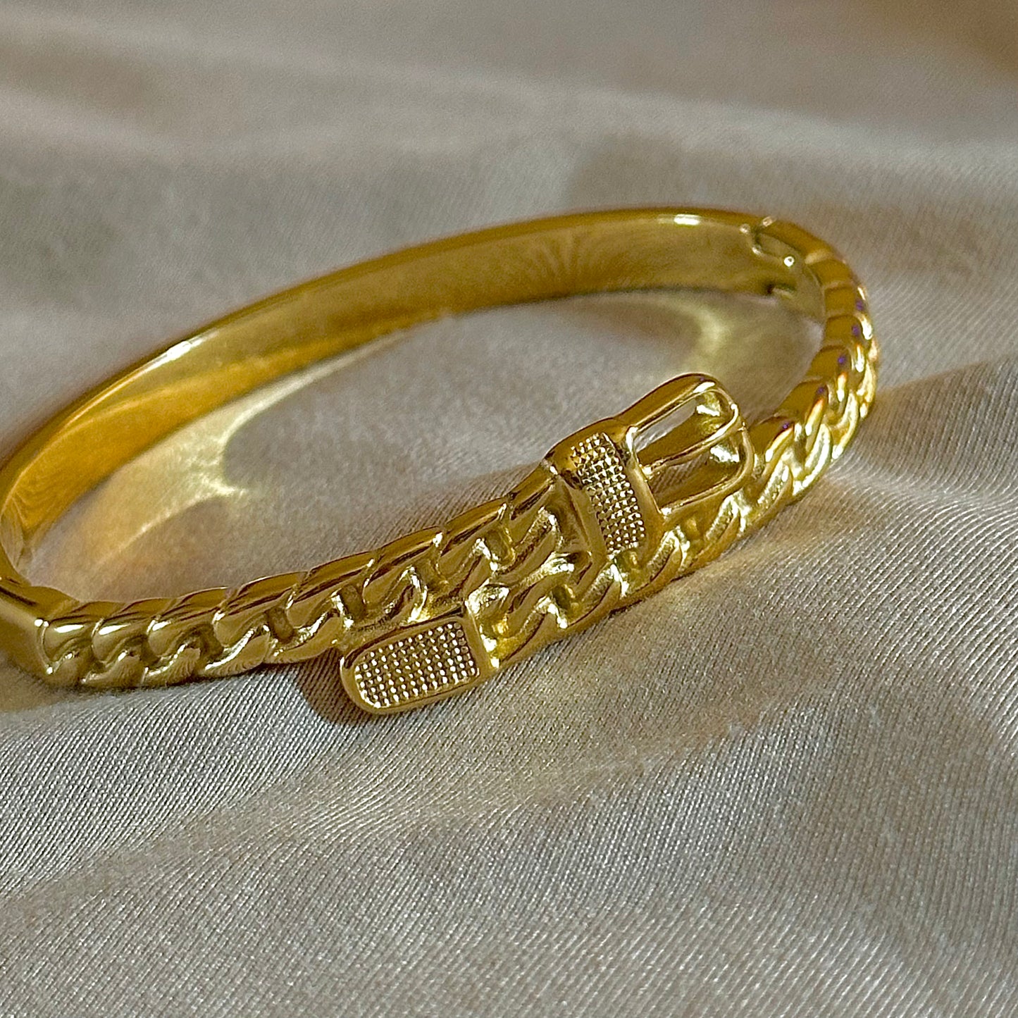 BUCKLE UP GOLD BRACELET