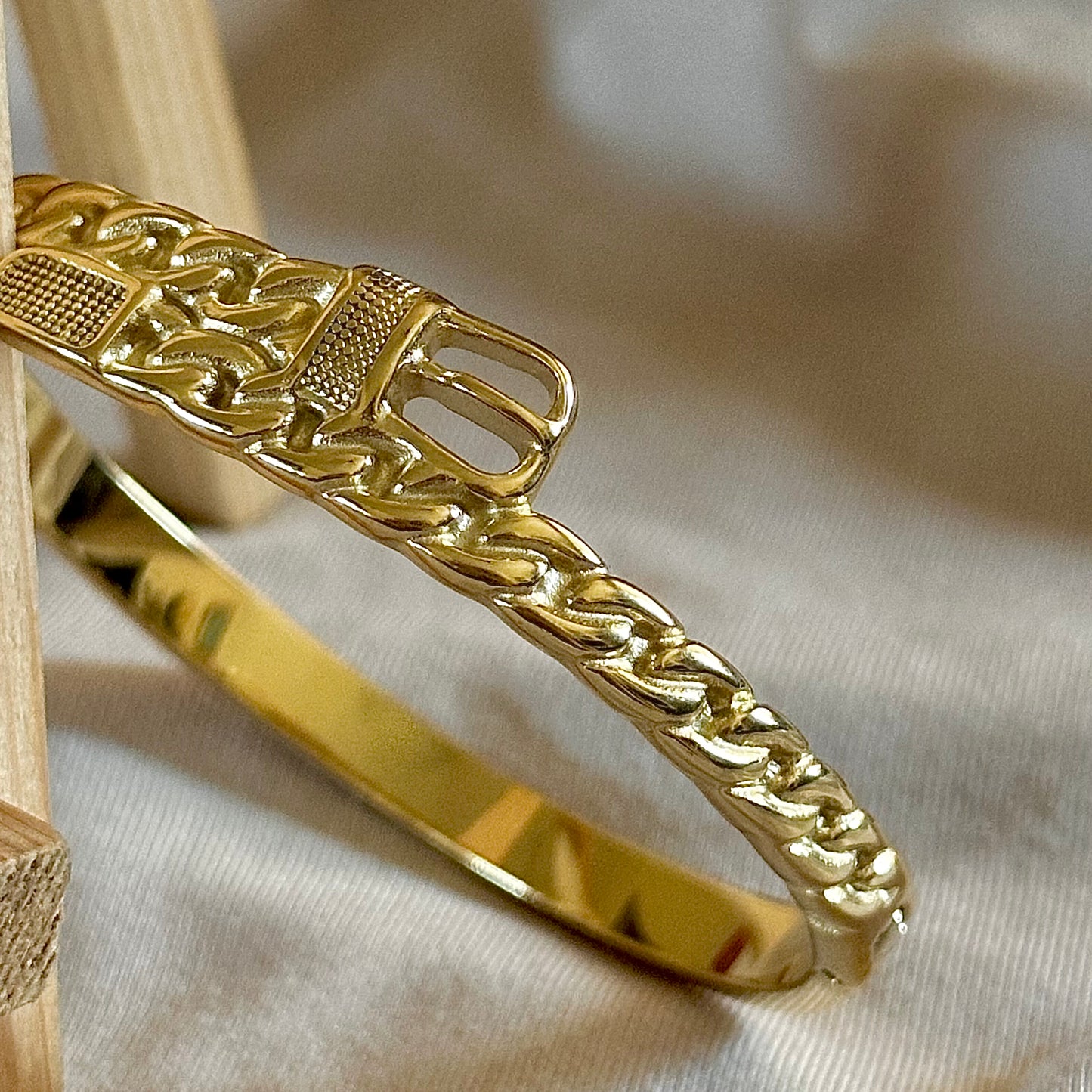 BUCKLE UP GOLD BRACELET