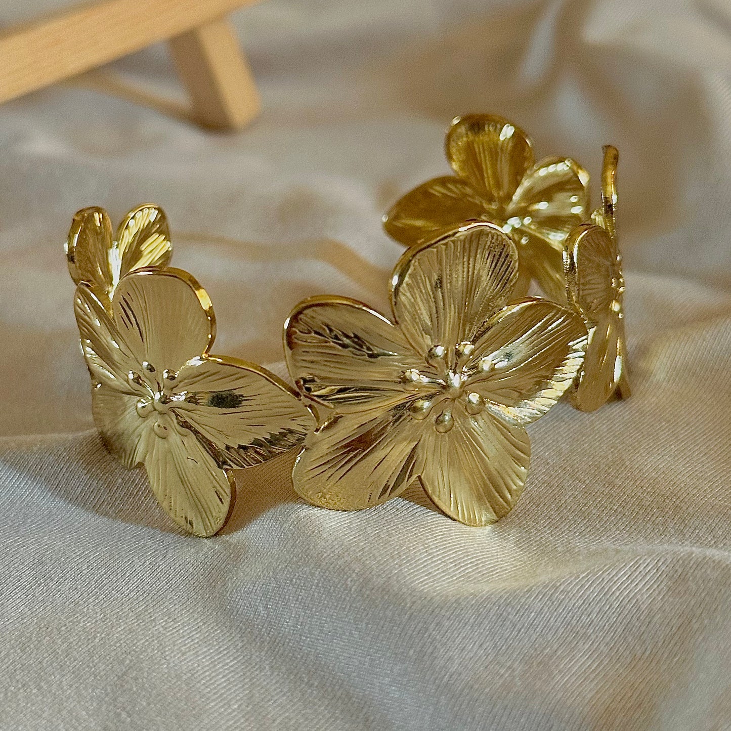 DAISY FLOWER CHUNKY KADA BRACELET