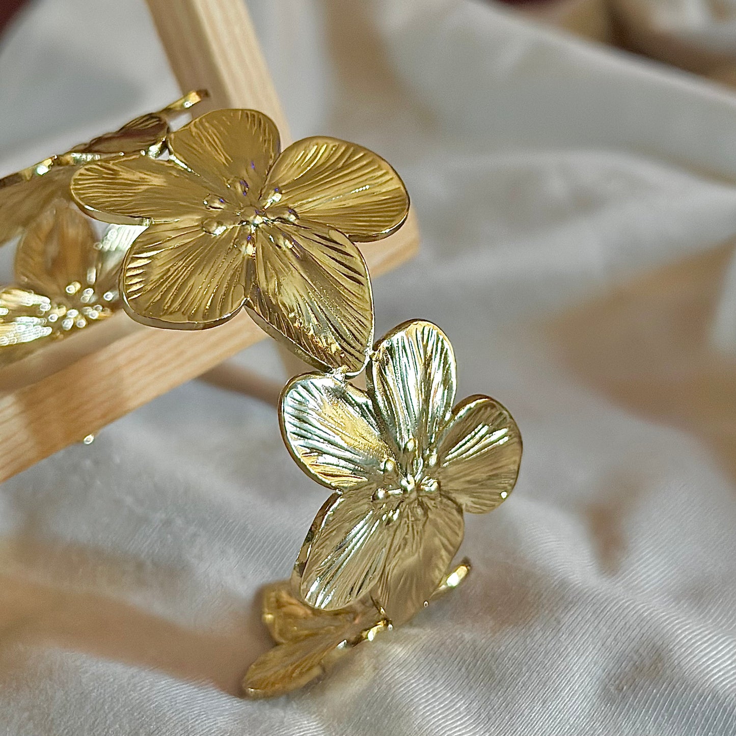 DAISY FLOWER CHUNKY KADA BRACELET