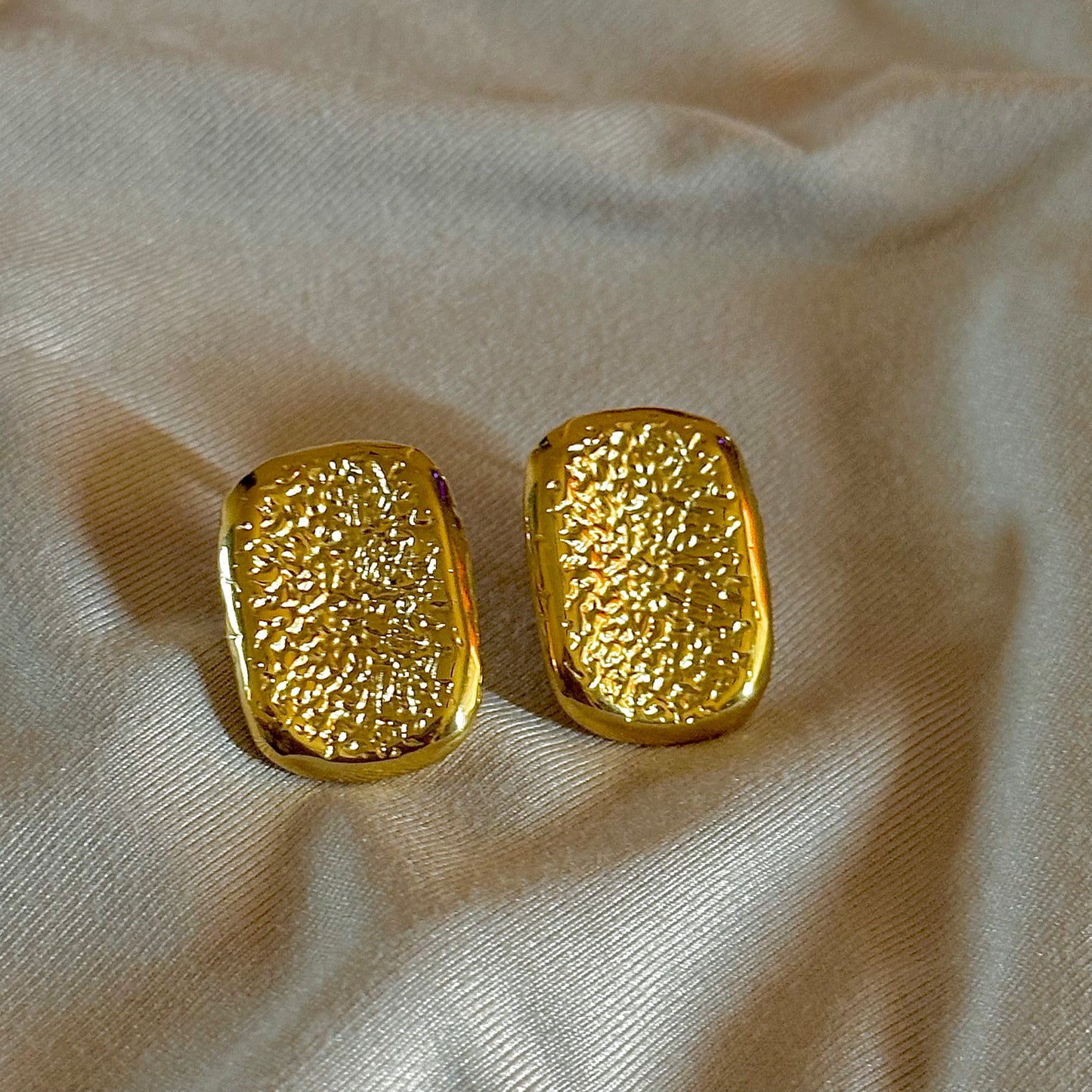 CHIC GOLD STUDED EARRING