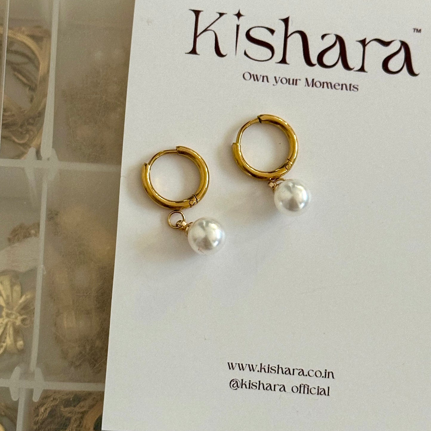 PEARL HUGGIES / EARRINGS