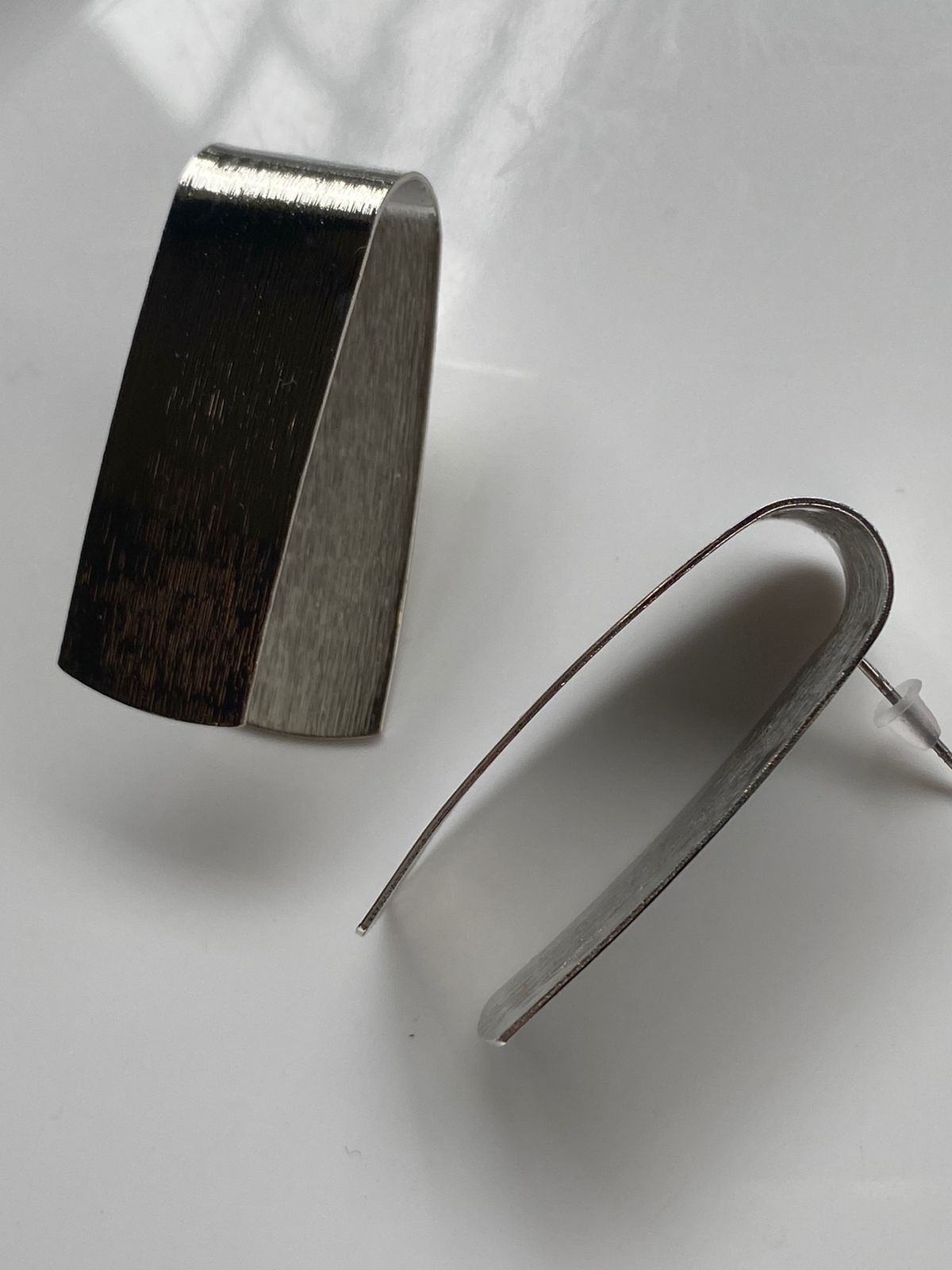 Curved earing piece