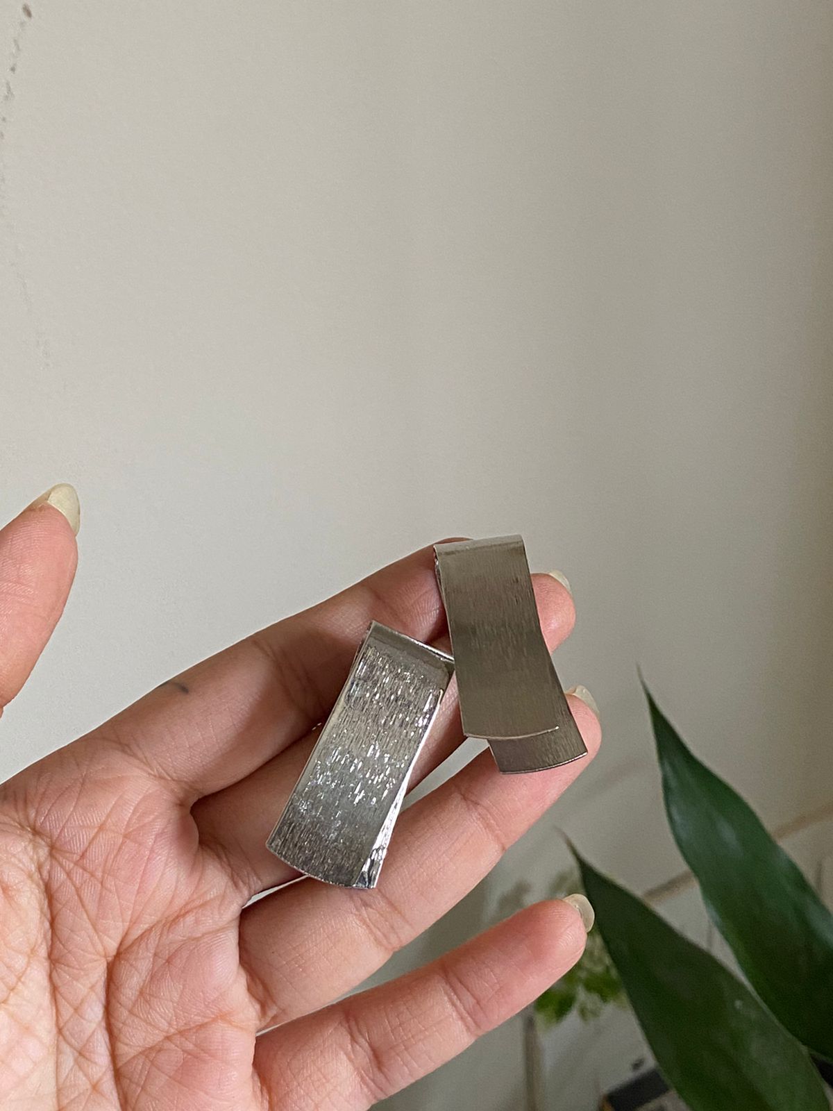 Curved earing piece
