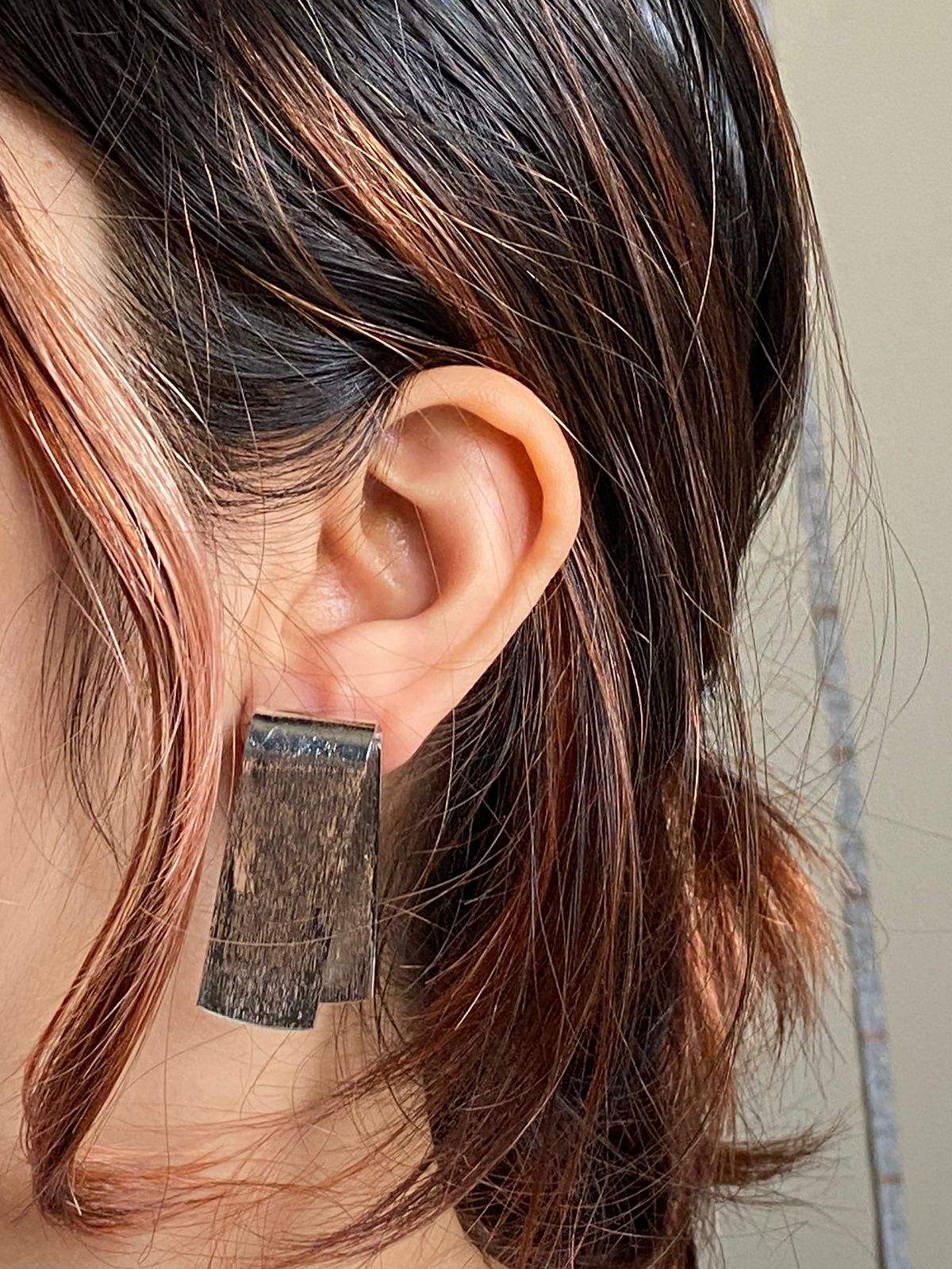 Curved earing piece