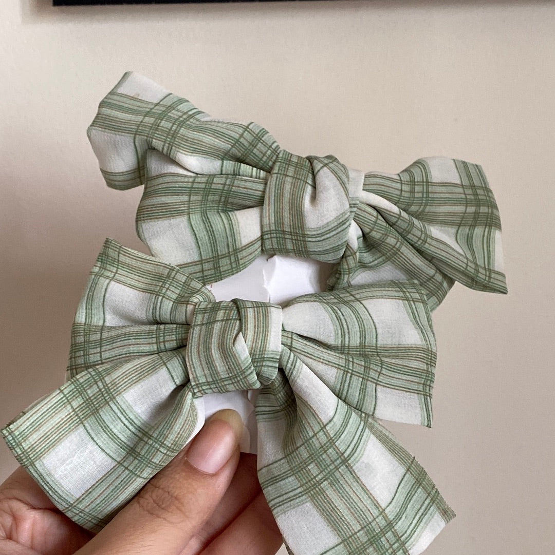 Checkered bow clutch