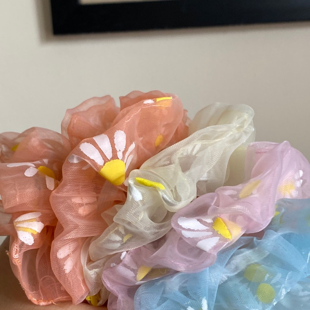 Daisy mesh nest scrunchies