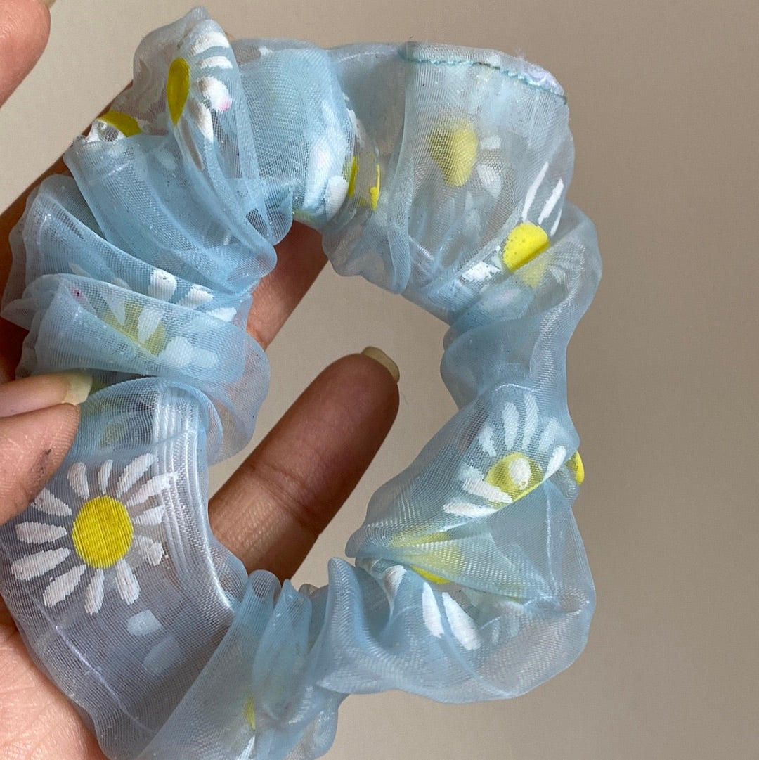 Daisy mesh nest scrunchies