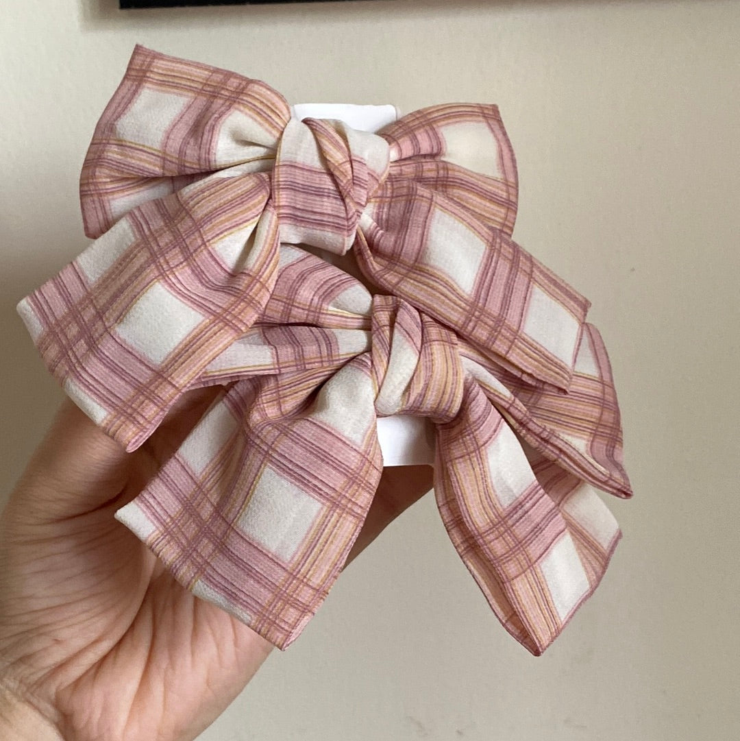 Checkered bow clutch