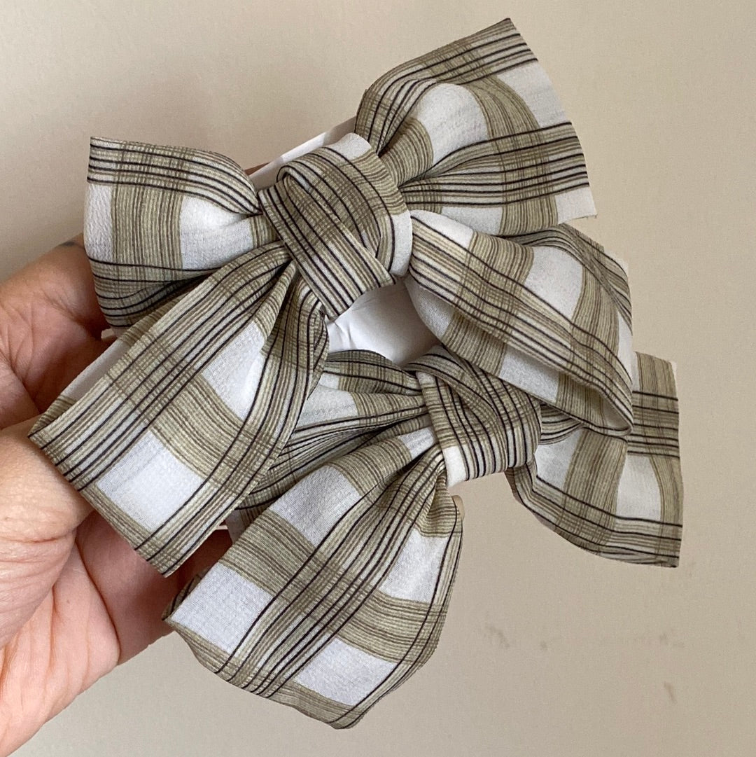 Checkered bow clutch