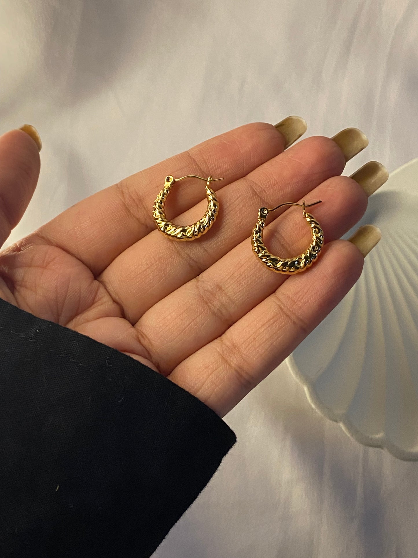 Twisted minimal hoops