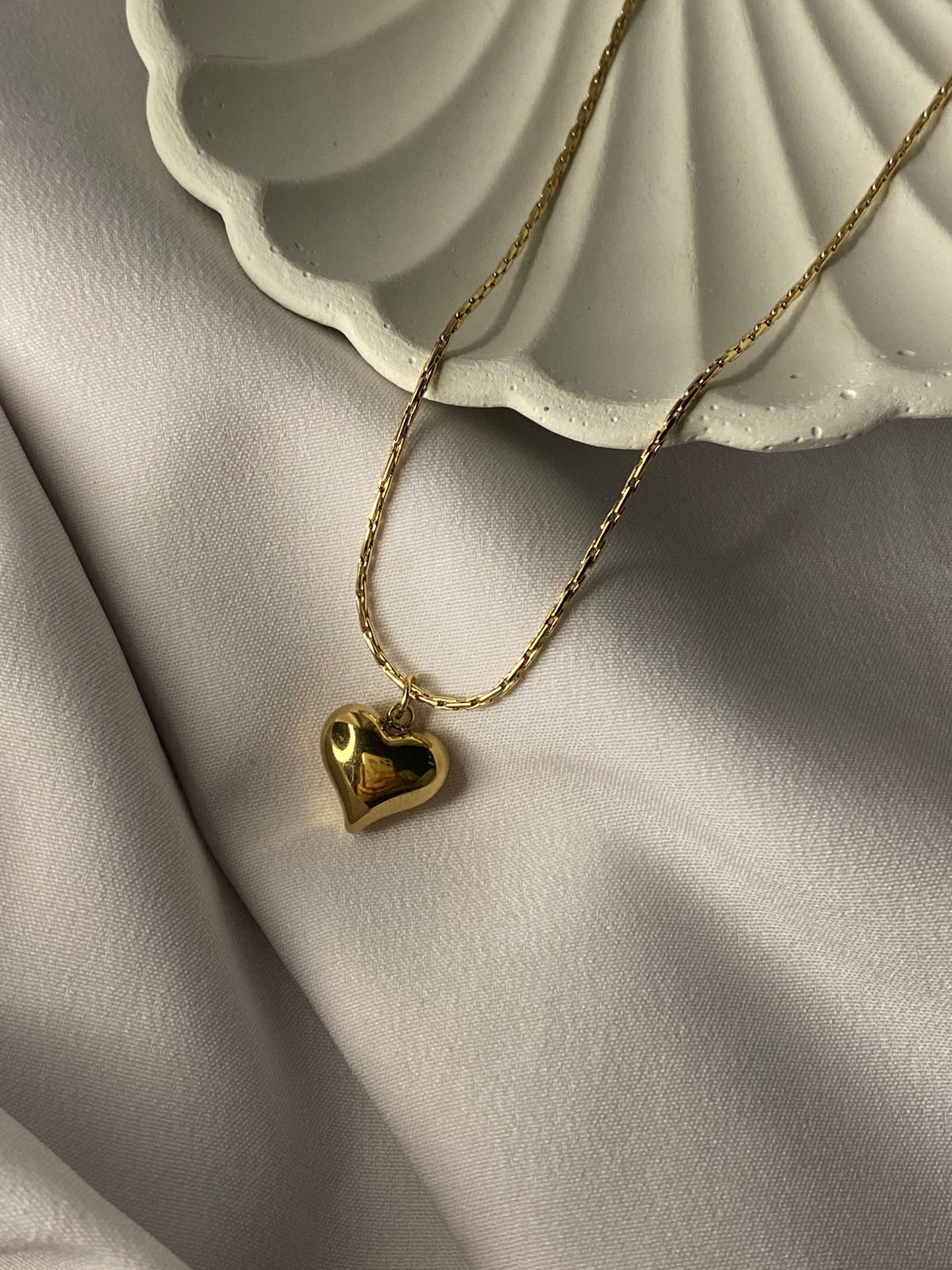 Minimal heart necklace