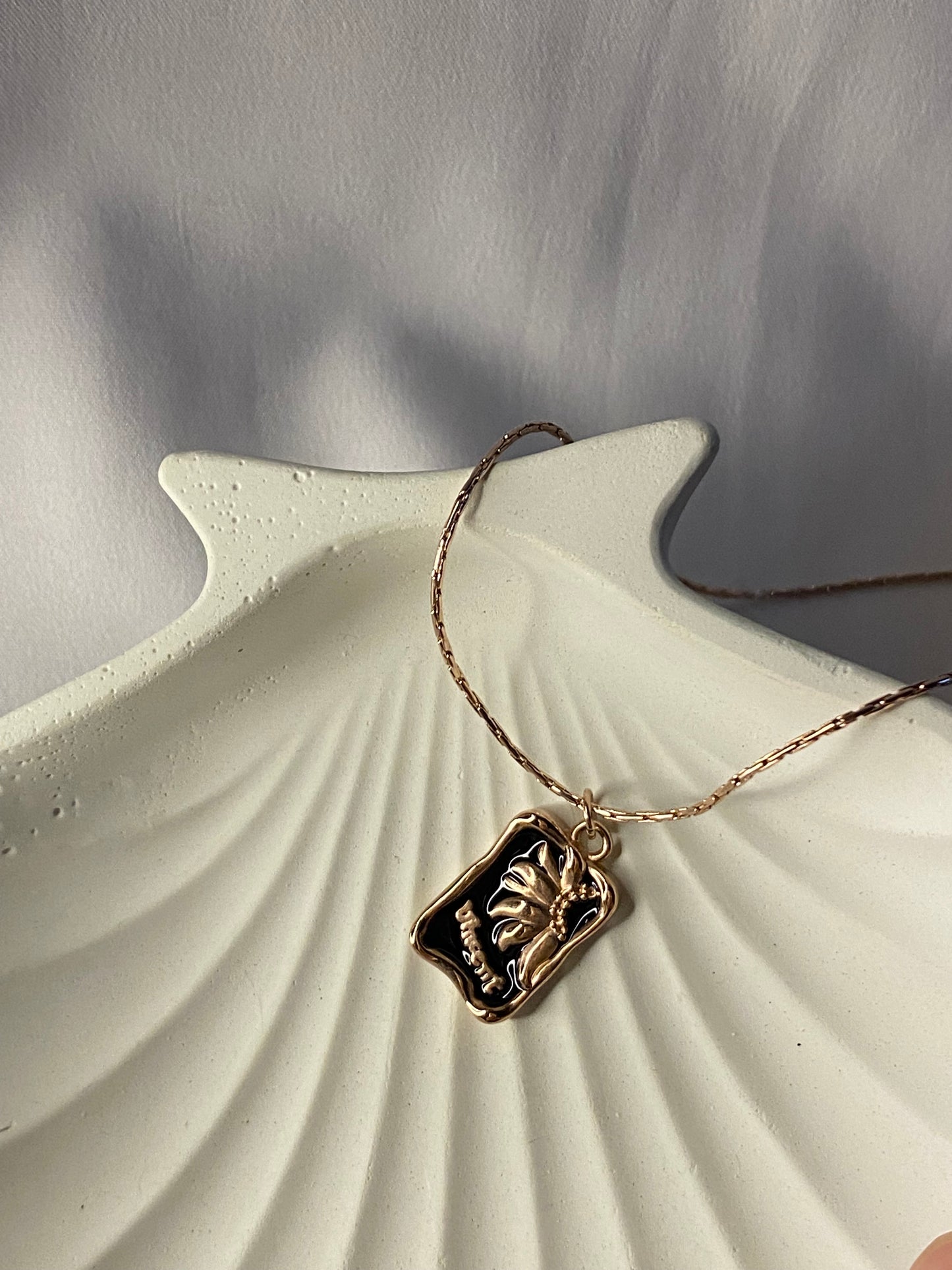 Calla rosegold necklace