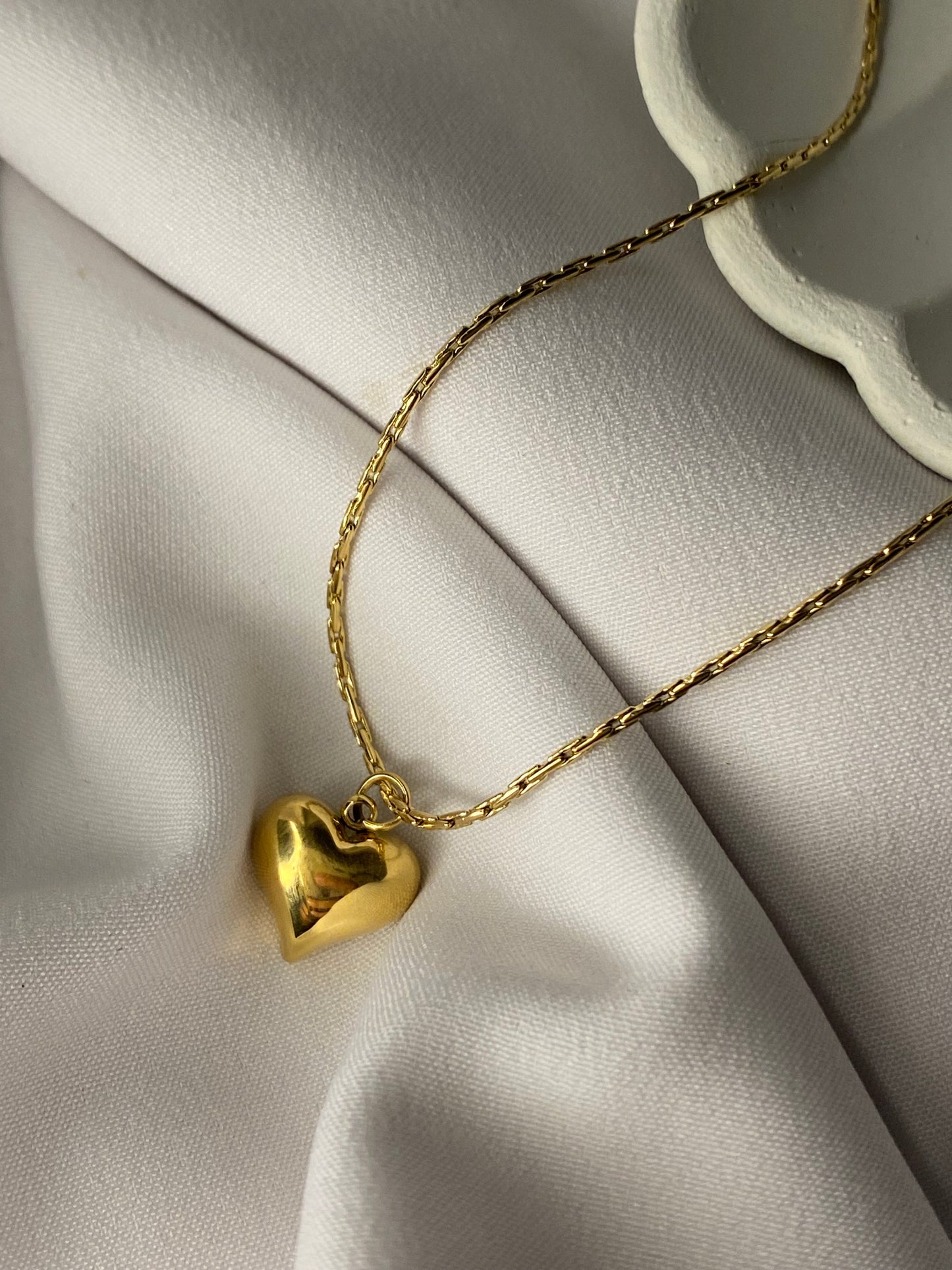 Minimal heart necklace