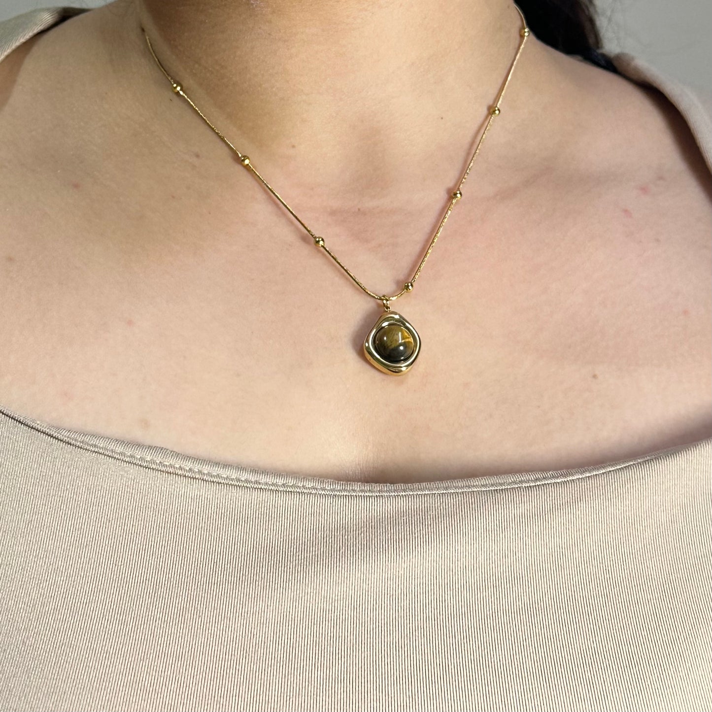 BROWN PENDANT GOLD NECKLACE