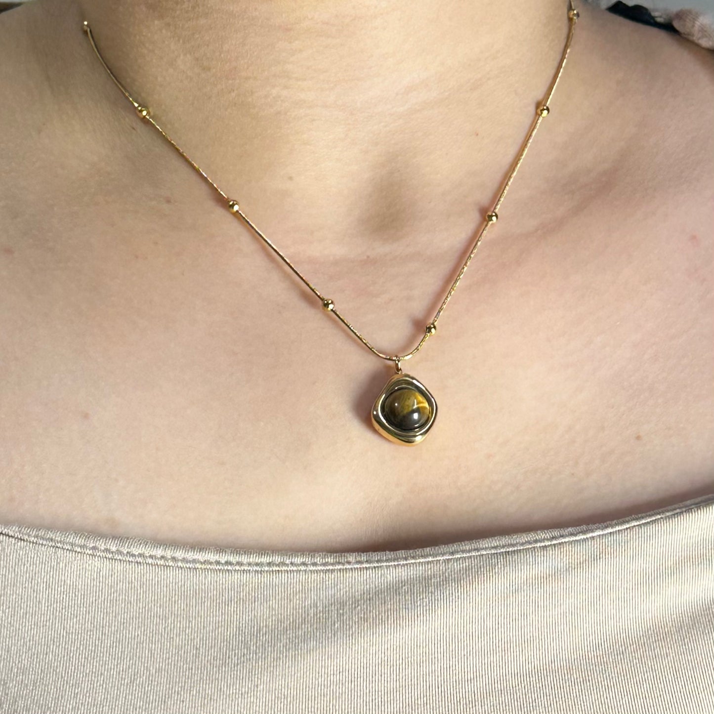 BROWN PENDANT GOLD NECKLACE