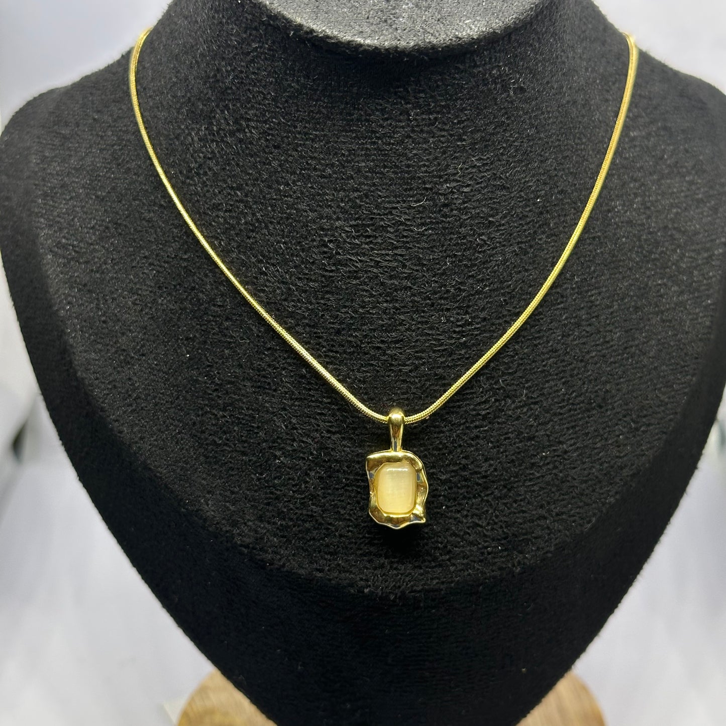 IVORY GLOW NECKLACE