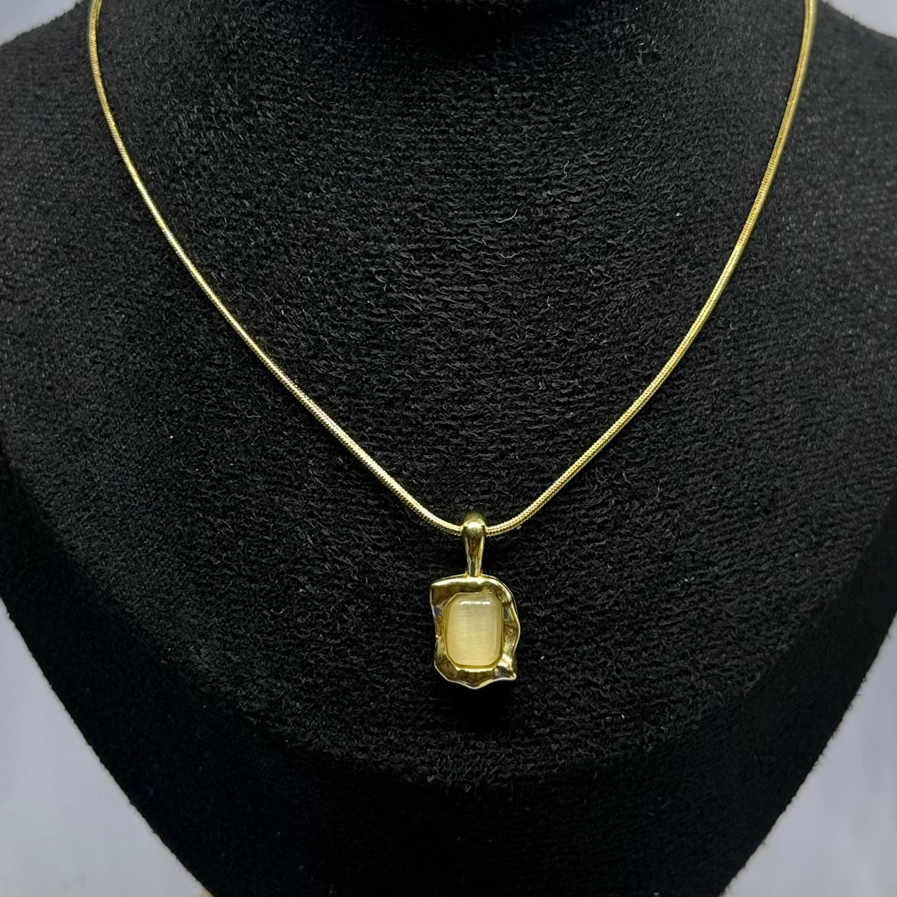 IVORY GLOW NECKLACE