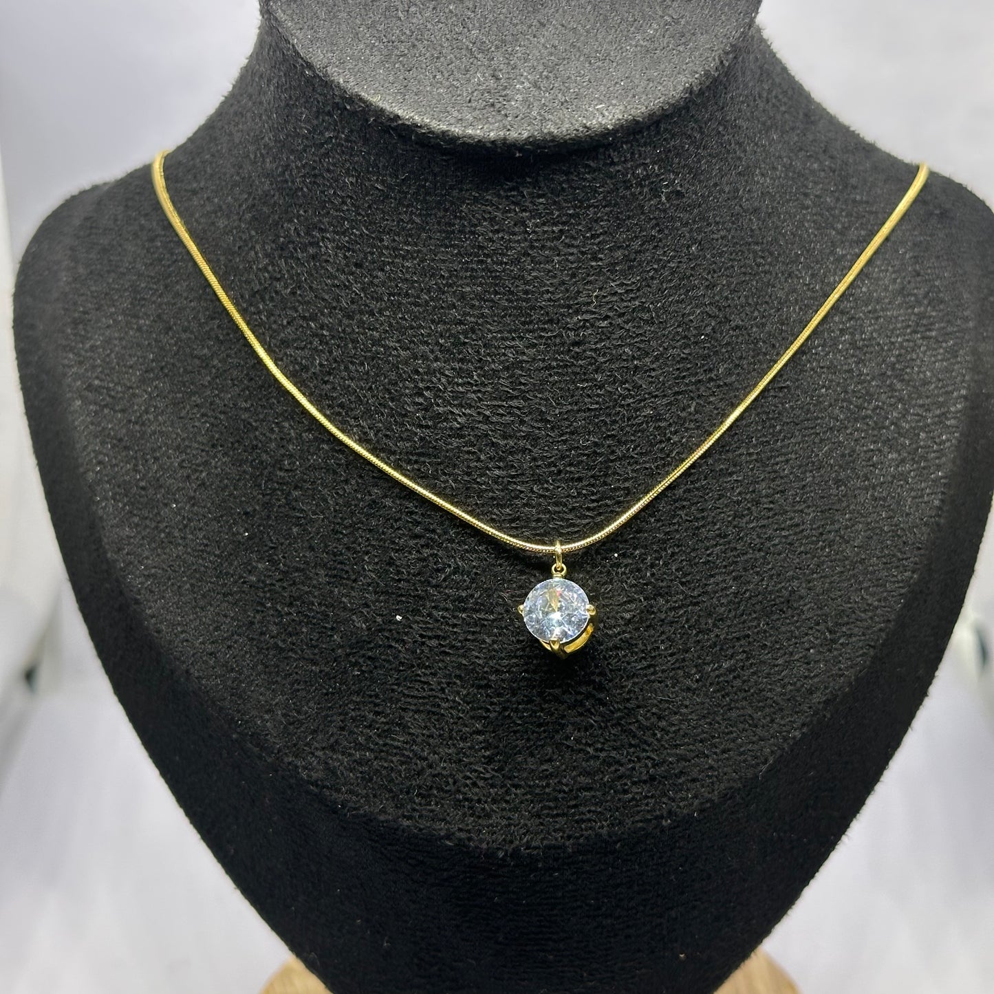 SOLITAIRE CRYSTAL NECKLACE