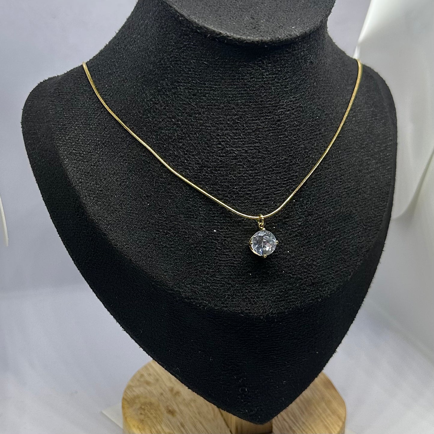SOLITAIRE CRYSTAL NECKLACE
