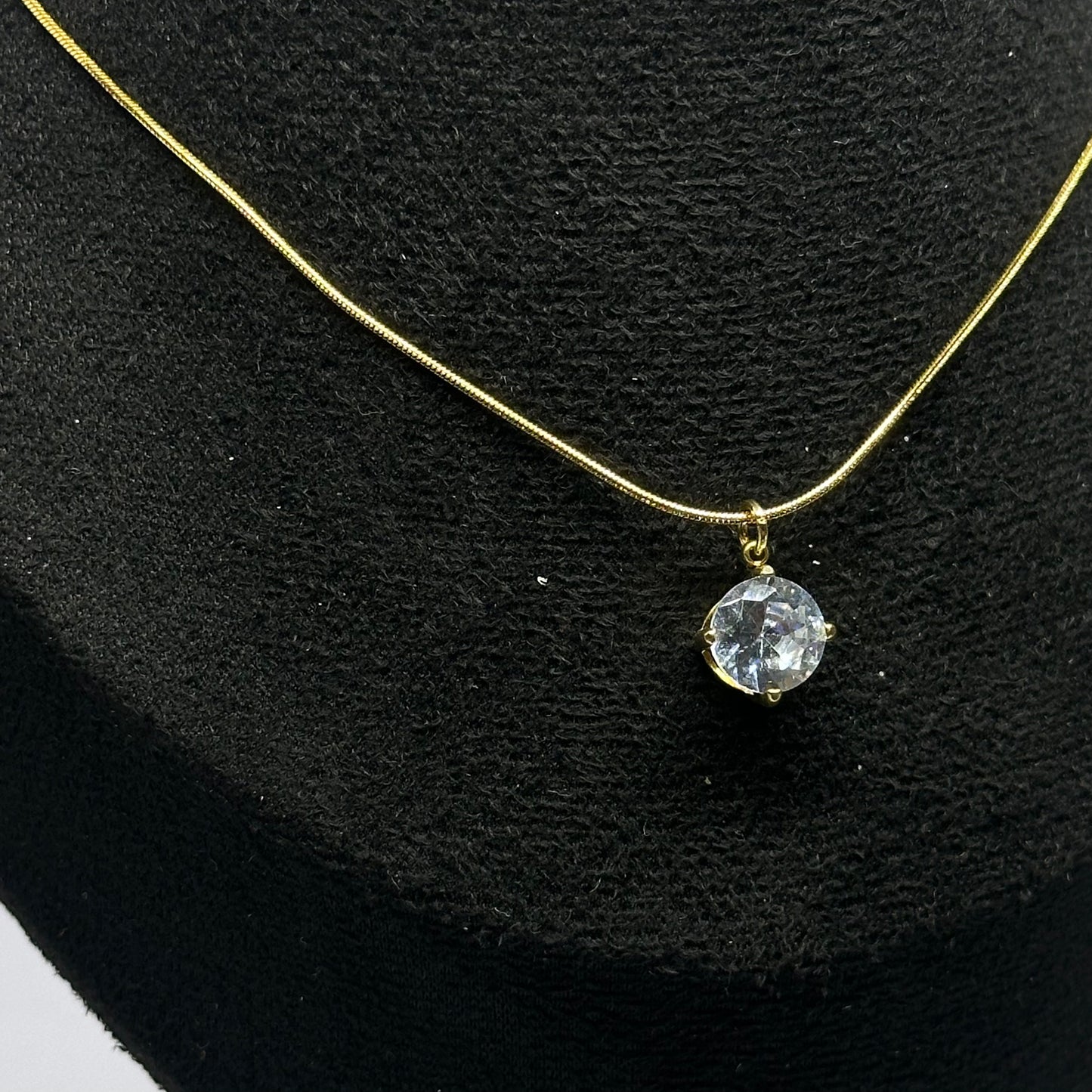 SOLITAIRE CRYSTAL NECKLACE