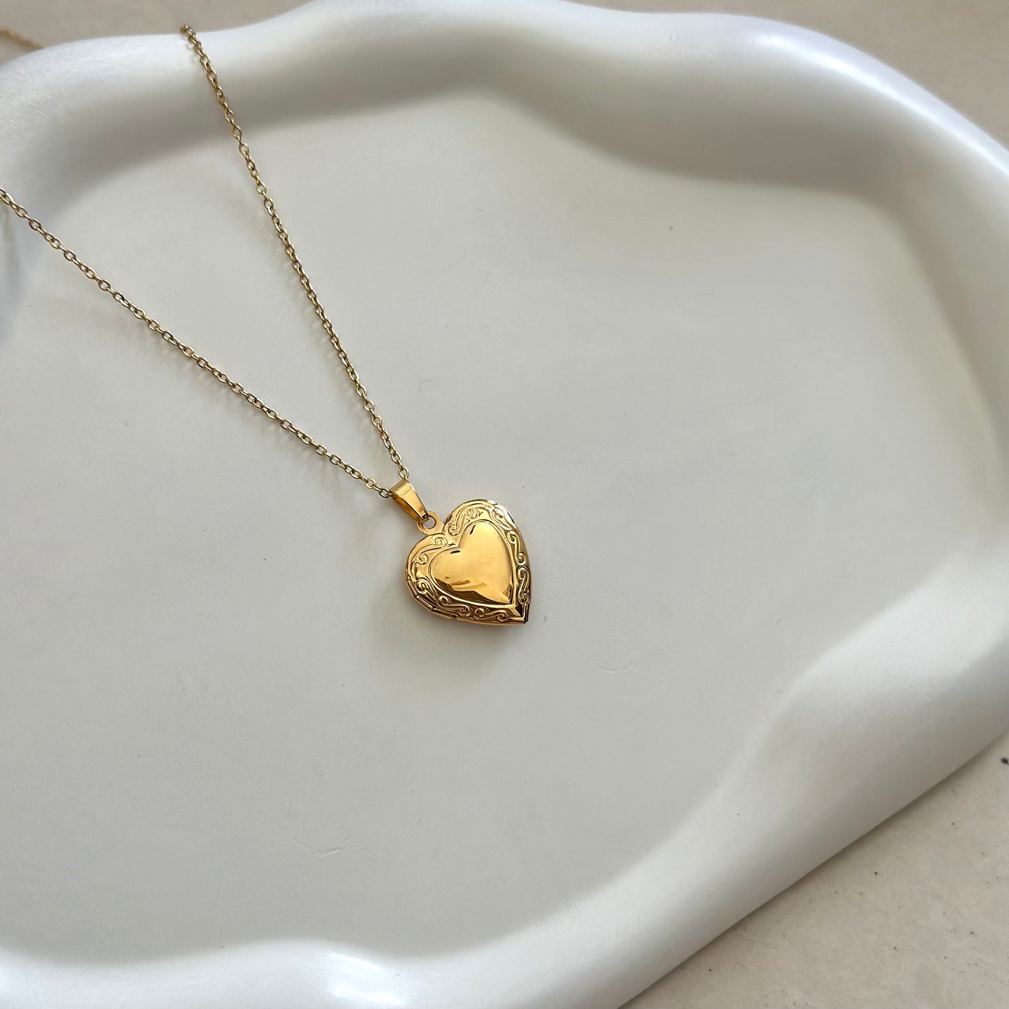 VINTAGE PHOTO LOCKET HEART PENDANT | 18K GOLD PLATED