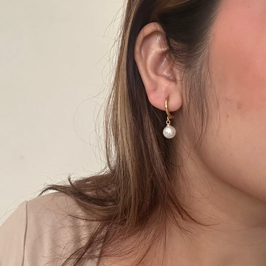 PEARL HUGGIES / EARRINGS